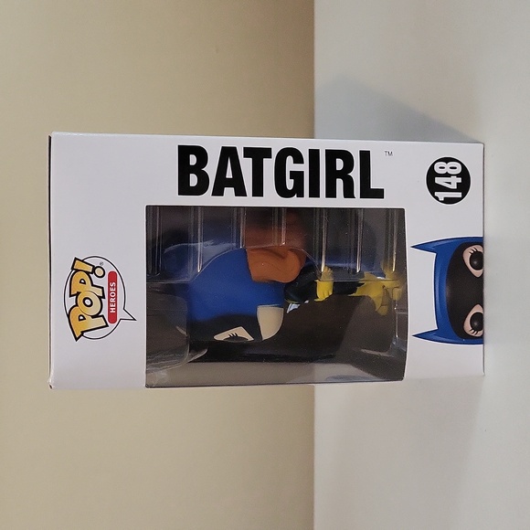Batgirl Funko pop - Picture 2 of 4